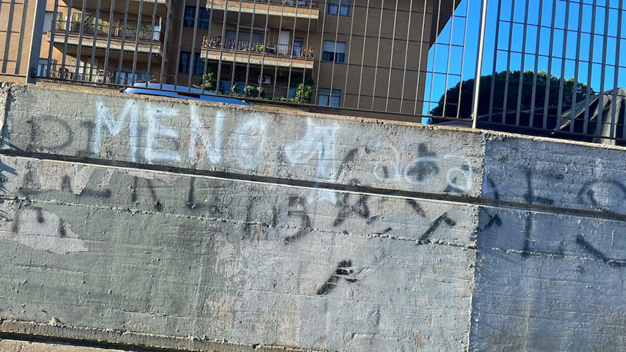 Roma, scritta shock sul luogo morte del poliziotto Amar Kudin: "Meno 1 Acab"