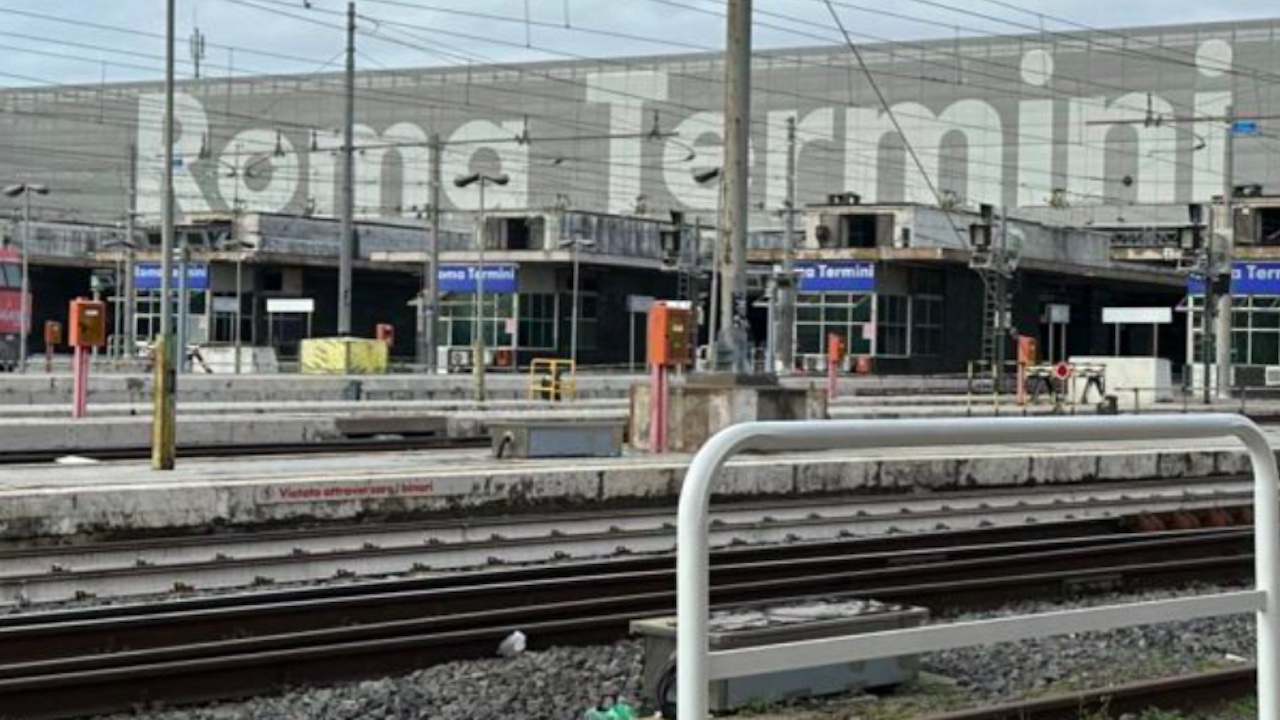 Roma, salgono sul treno e lasciano la figlia di tre anni a Termini