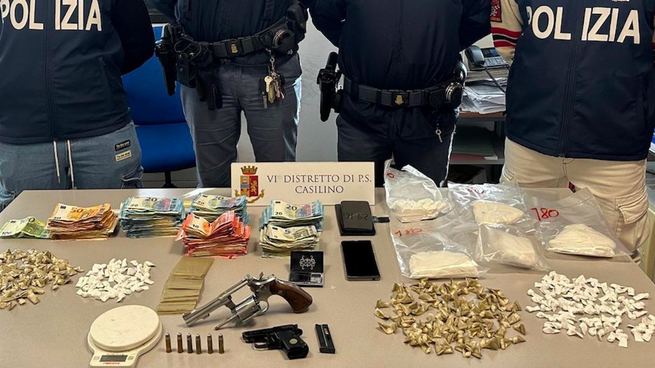 Base di spaccio a Tor Bella Monaca: trovate in casa armi, cocaina e crack