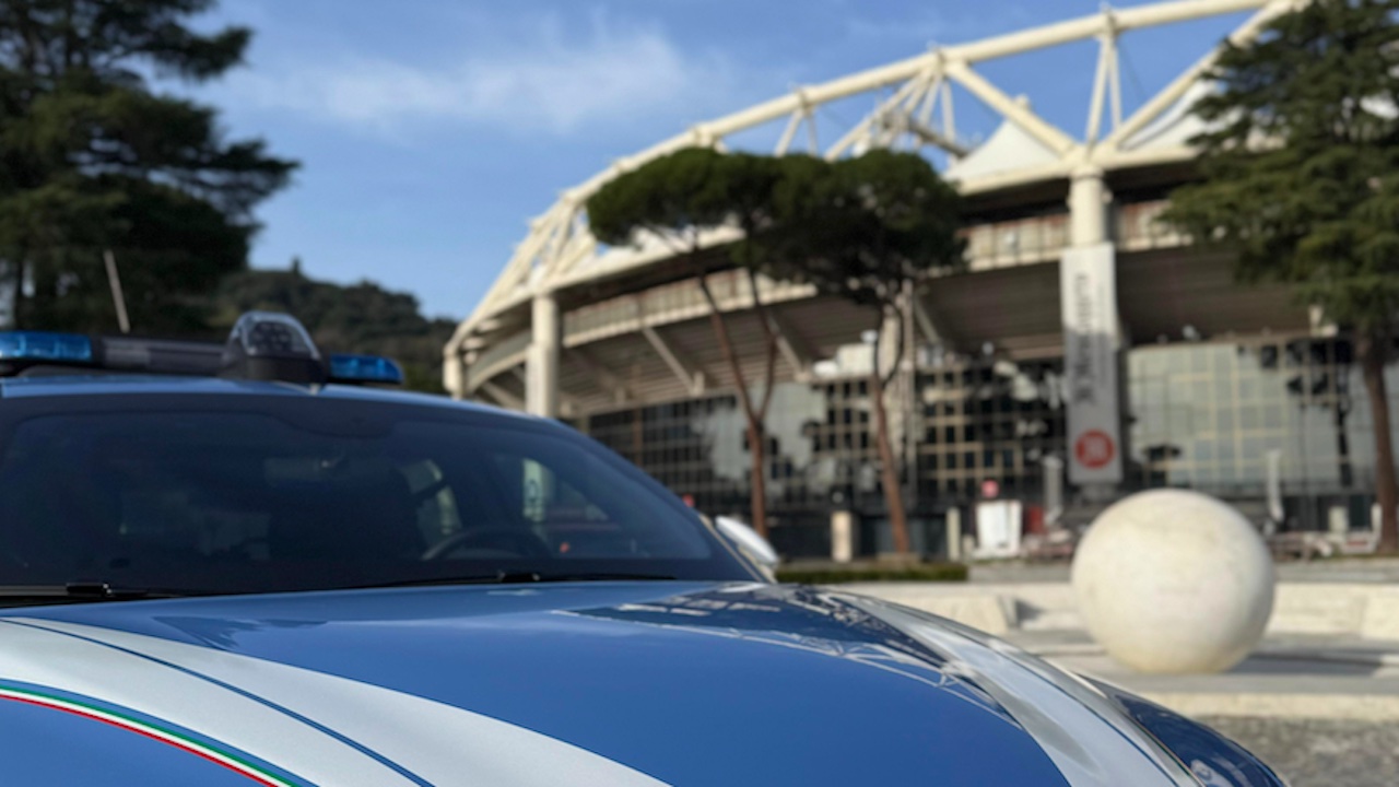 Roma-Eintracht, fumogeni e invasione di campo: 6 tifosi romanisti denunciati