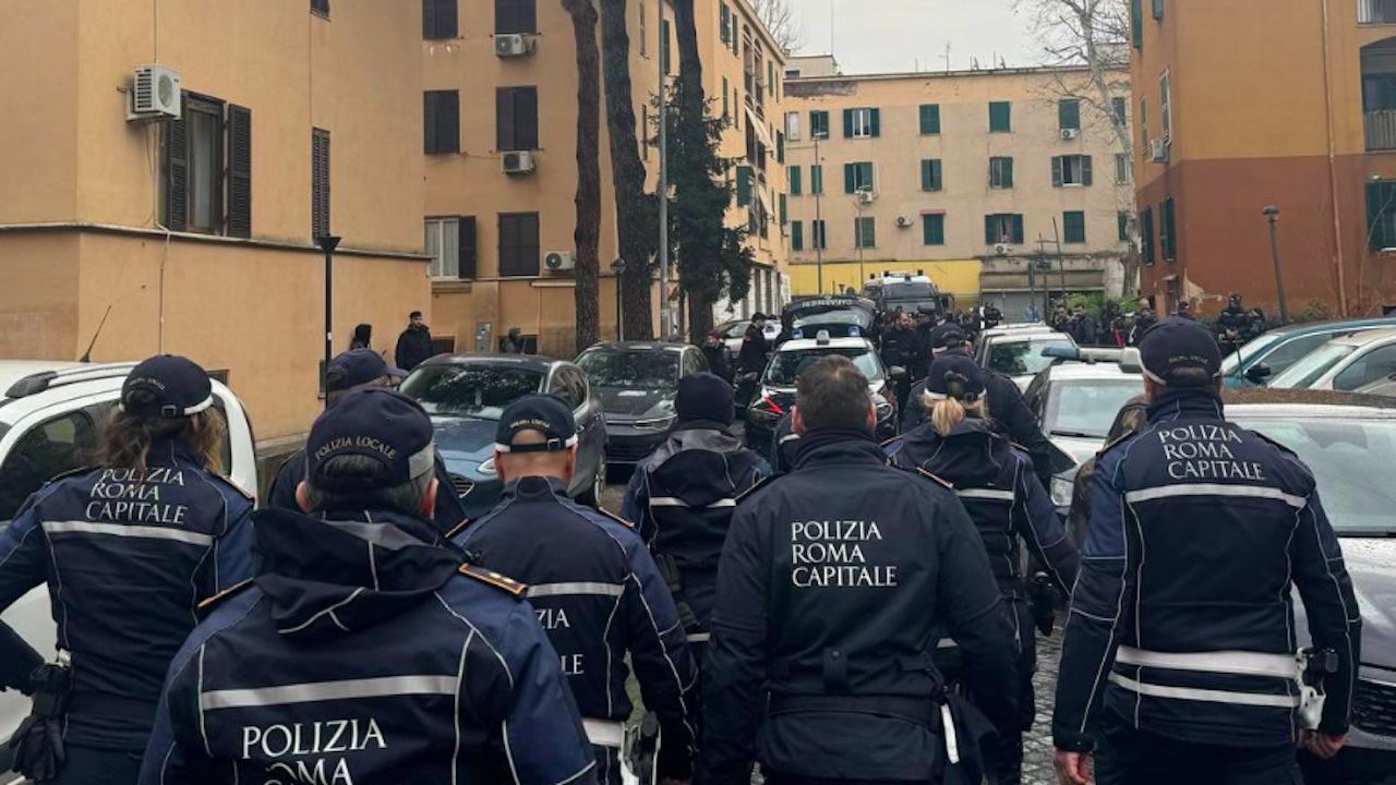 Blitz al Quarticciolo: controlli a tappeto, trovata droga nei tubi dell'acqua