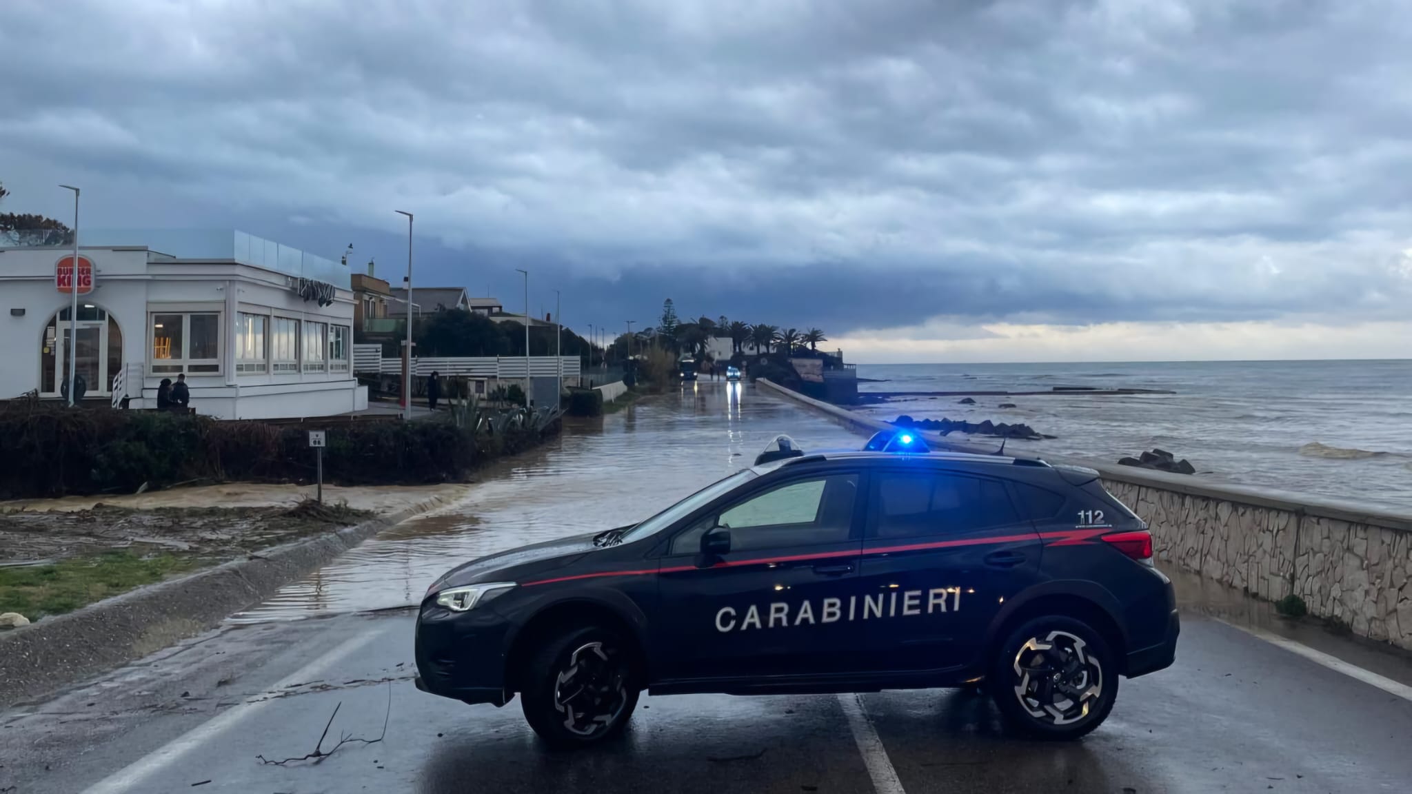 Maltempo a Santa Marinella, strada allagata e chiusa al traffico