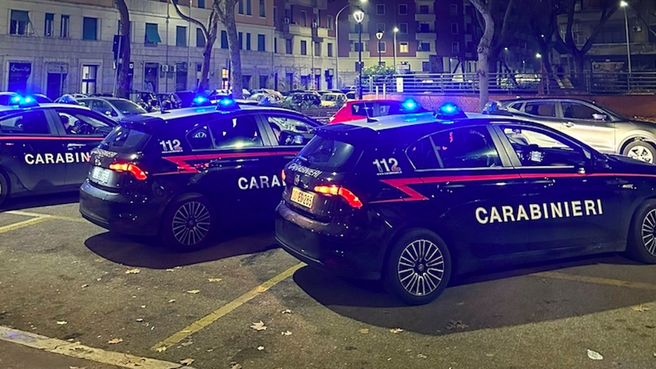 Esquilino, 16enni rapinati e minacciati con pugnale per strada: 2 arresti