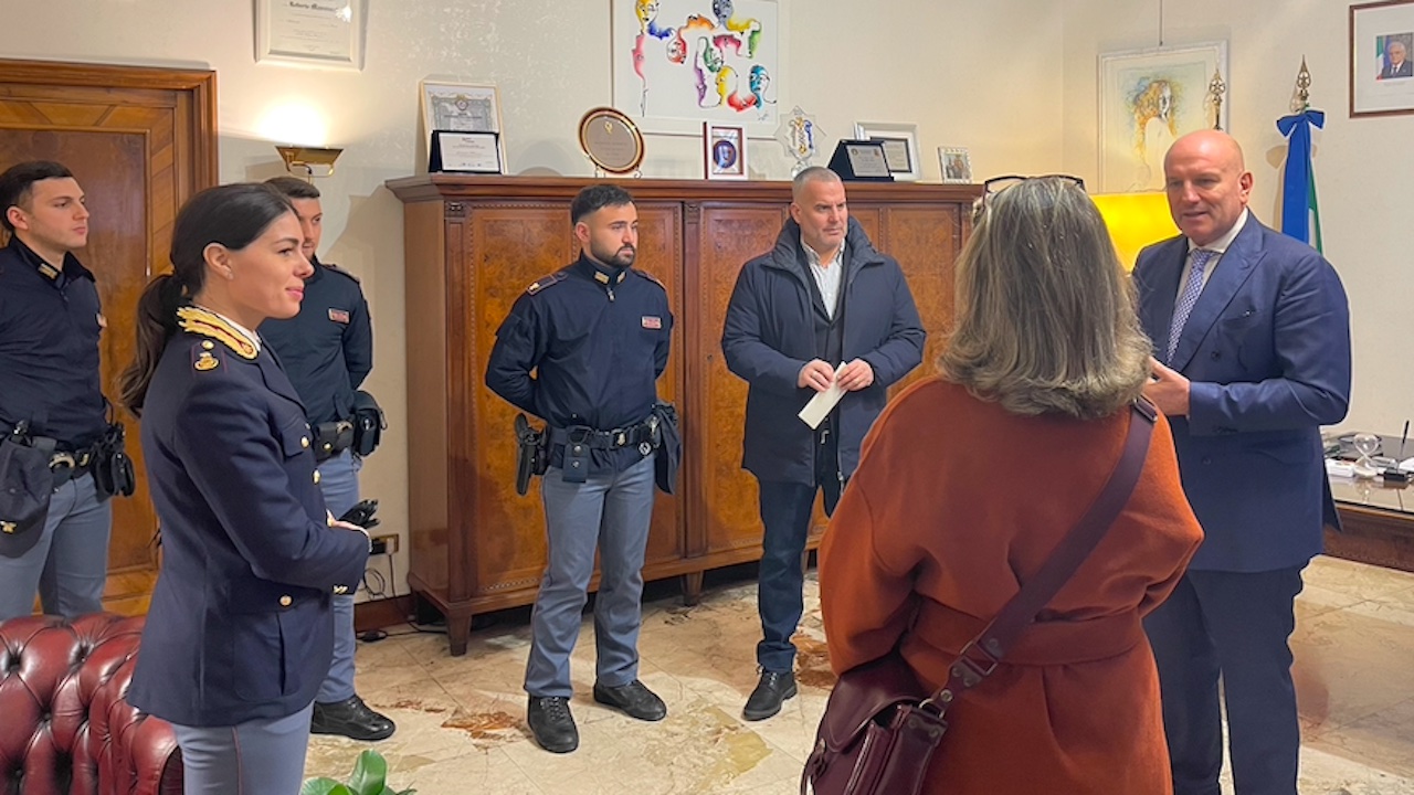 Vede i ladri in casa a Prati dal cellulare e dà l’allarme: preso in diretta con la refurtiva