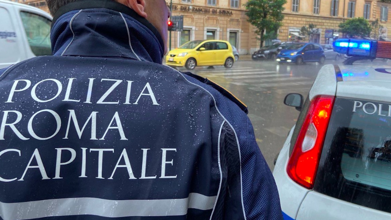 Maltempo Roma, allagamenti e alberi caduti: problemi anche sottopasso sull'Appia