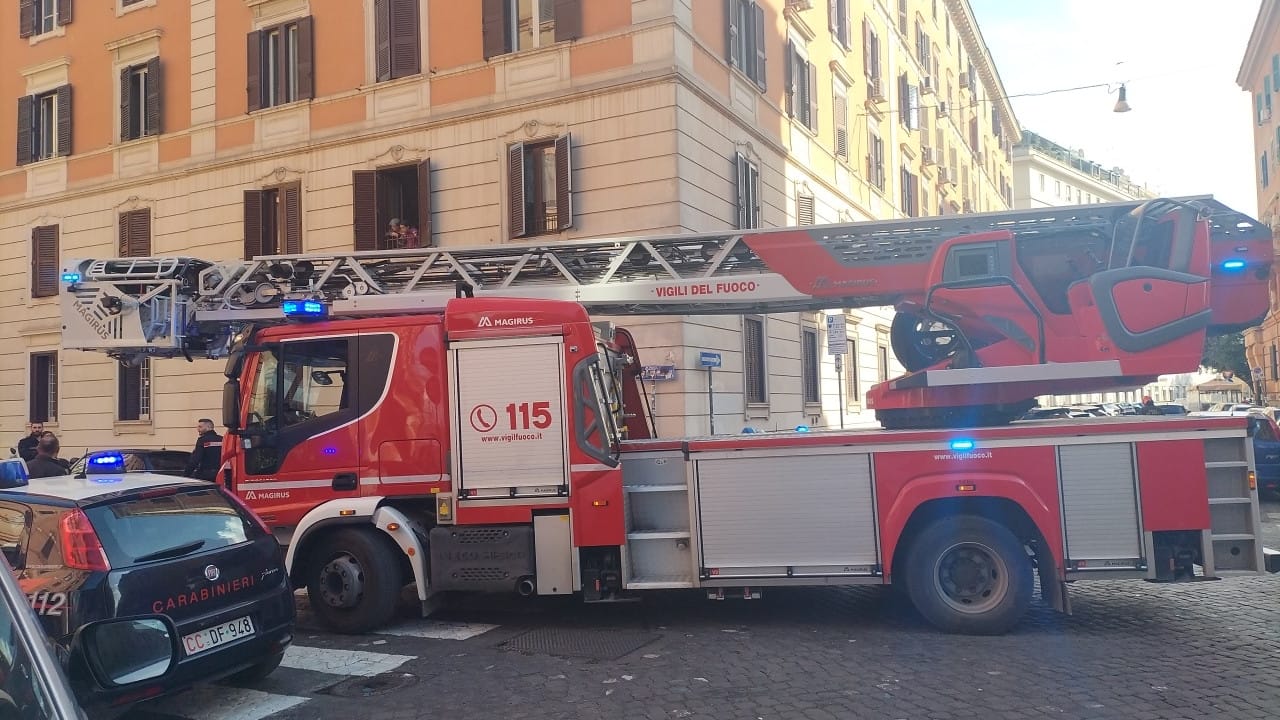 Tuscolana, incendio in una lavanderia: nessun ferito