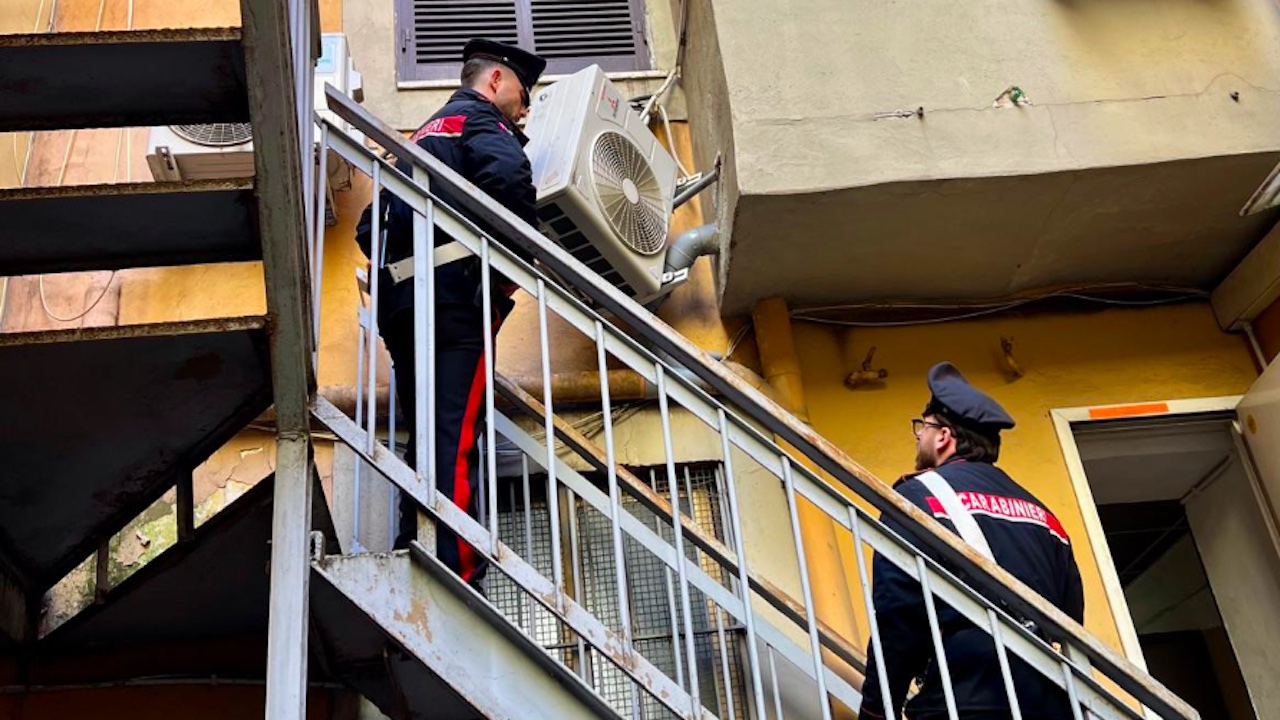 Roma, 19enne precipita da palazzo mentre pulisce vetri b&b