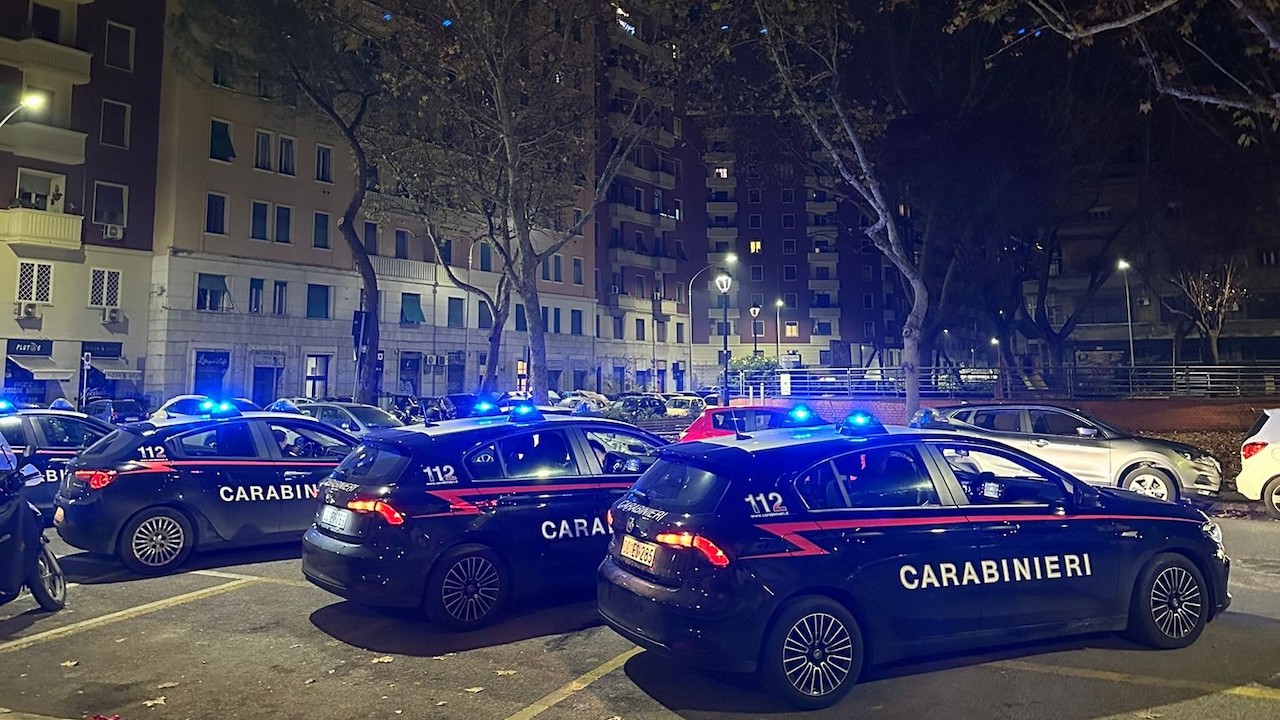 Roma, parcheggiatore abusivo minaccia 2 ragazzi vicino alla discoteca