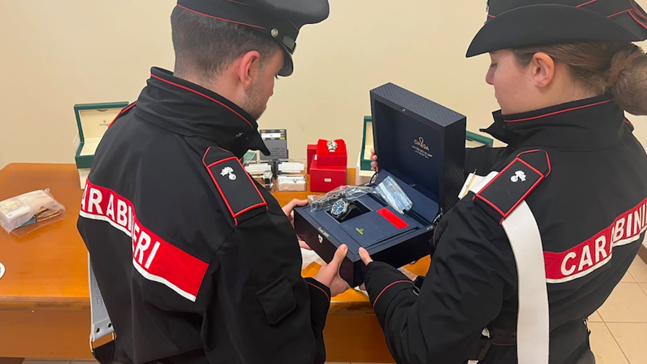 Base di spaccio ad Ostia: cocaina, orologi e carte prepagate per 500mila euro