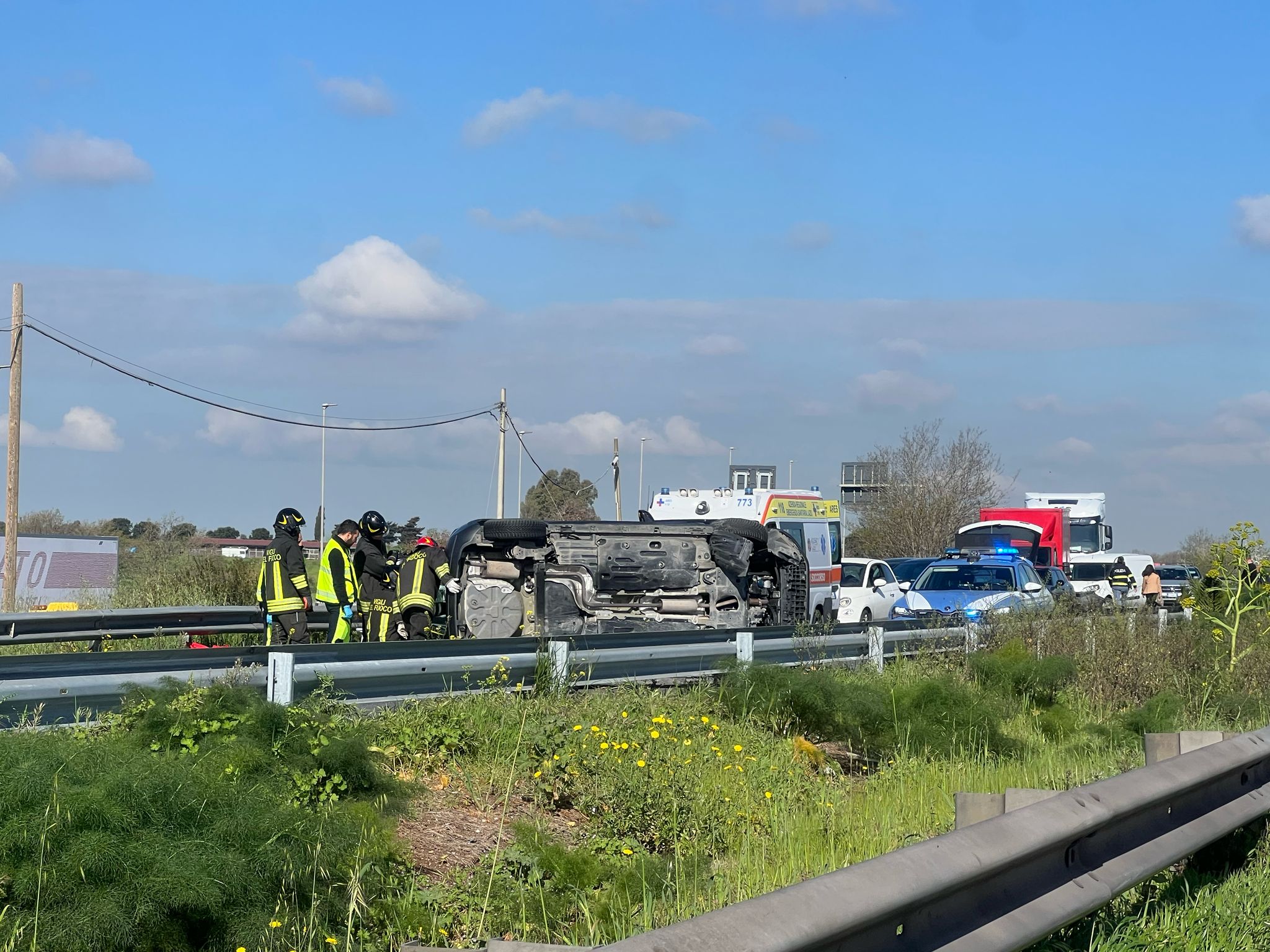 Pontina, auto capovolta: strada bloccata in direzione Latina