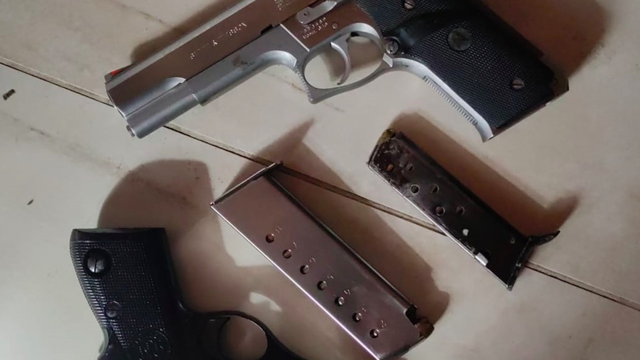 Droga, pistole e 52mila euro in casa: dopo la moglie arrestato ad Ardea anche il marito