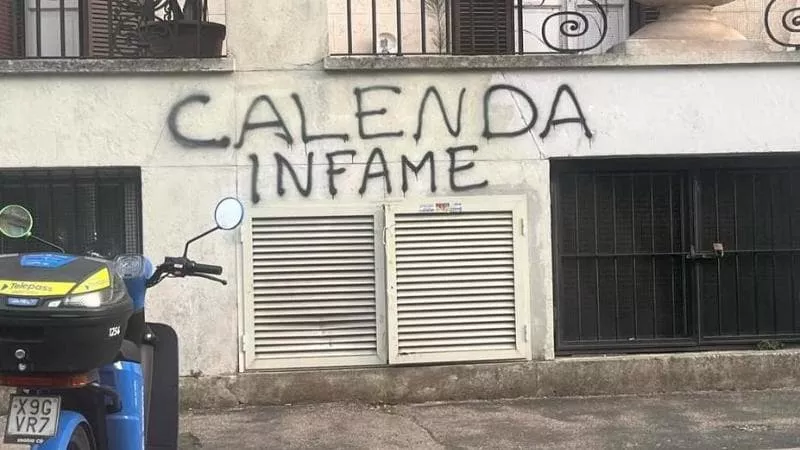 "Calenda infame", scritta davanti alla scuola del figlio del leader di Azione