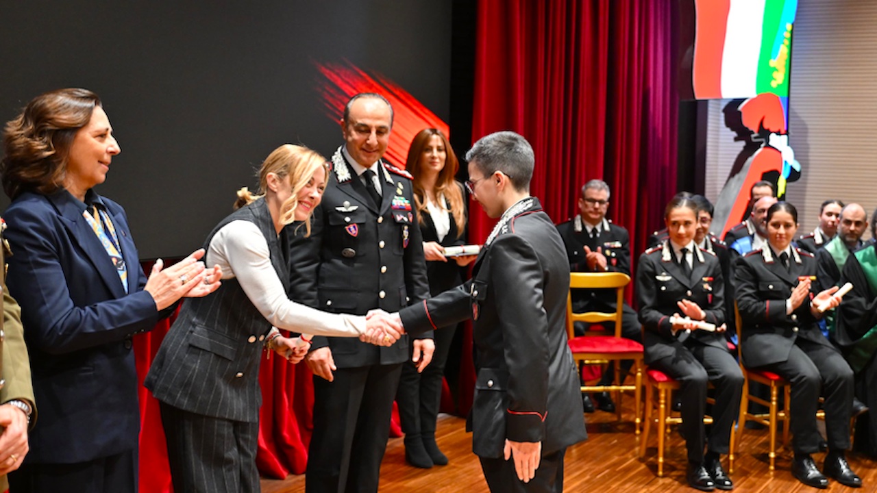 Carabinieri, Giorgia Meloni all’inaugurazione dell’anno accademico a Roma consegna attestati ai capi corso: 4 su 5 sono donne