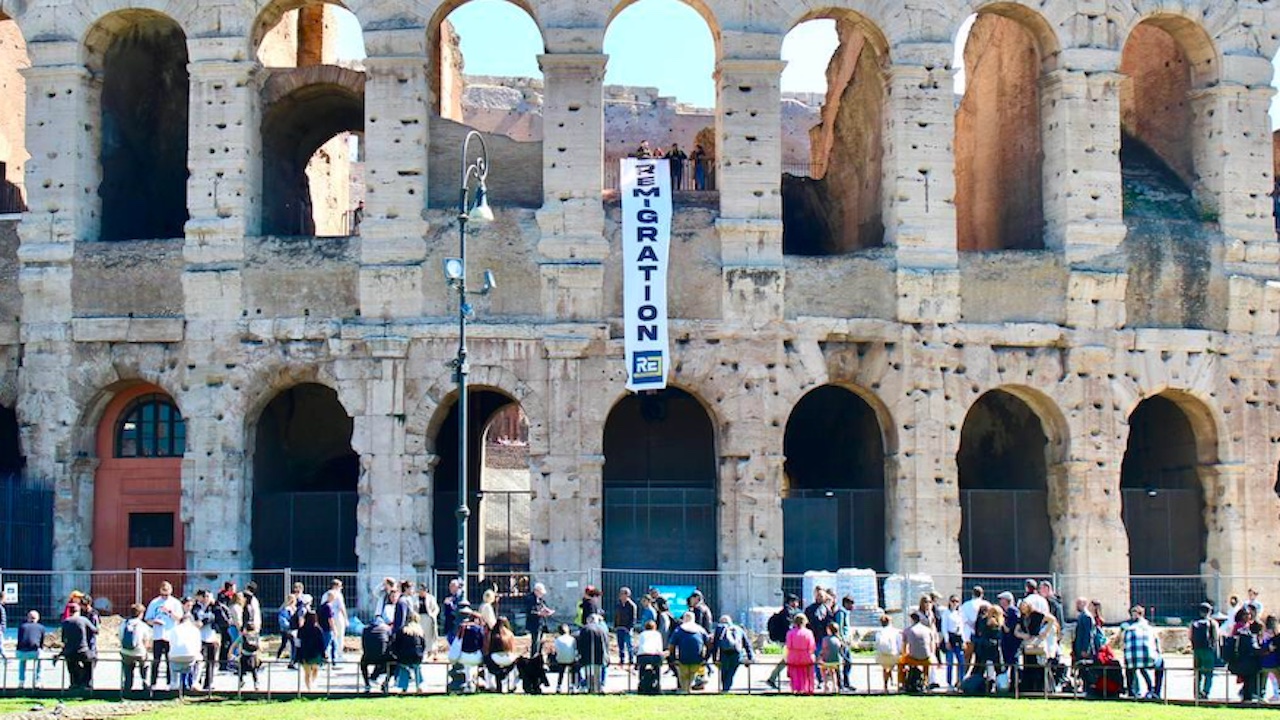 Casapound srotola striscione sul Colosseo: "Remigration" contro gli immigrati irregolari
