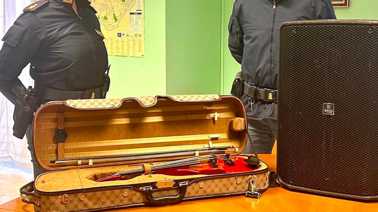 Furto in autogrill a Roma poi la richiesta di 2mila euro per riavere il violino: incastrato dagli screenshot