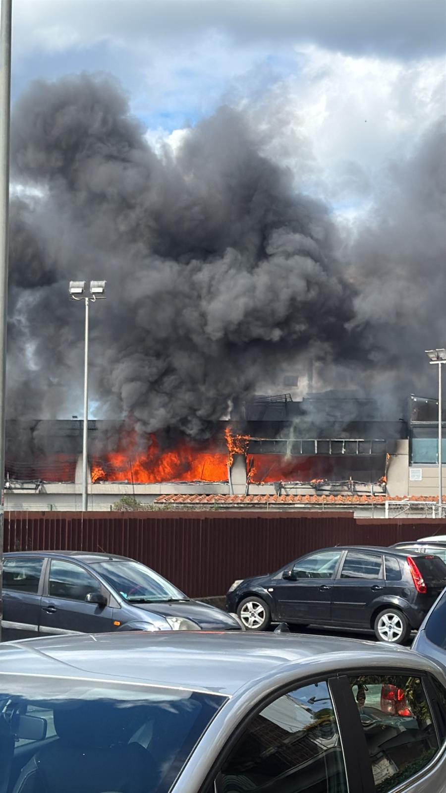 Pomezia maxi incendio sprigionatosi all’interno di uno store cinese (VIDEO)