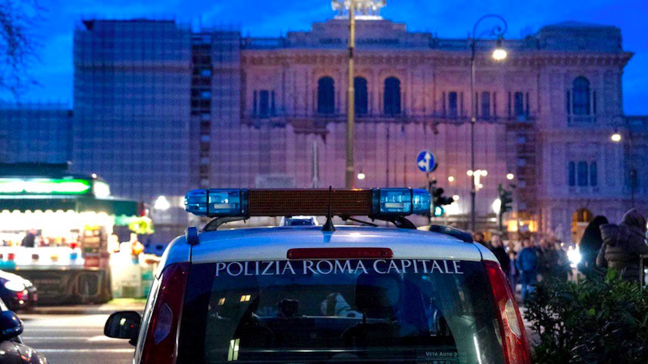 Causa incidente sul Lungotevere e scappa lasciando tre ragazzi feriti: rintracciato e denunciato