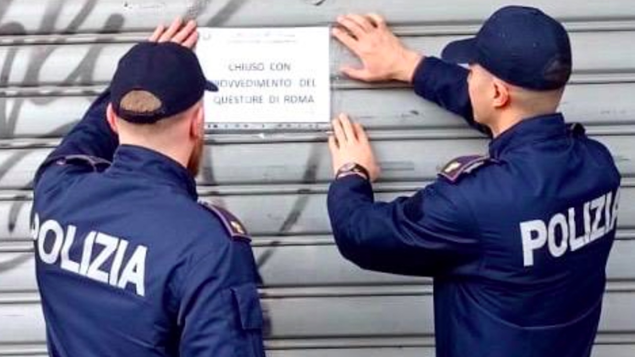 Risse con pistola e ritrovo di pregiudicati: due bar chiusi tra Roma e i Castelli