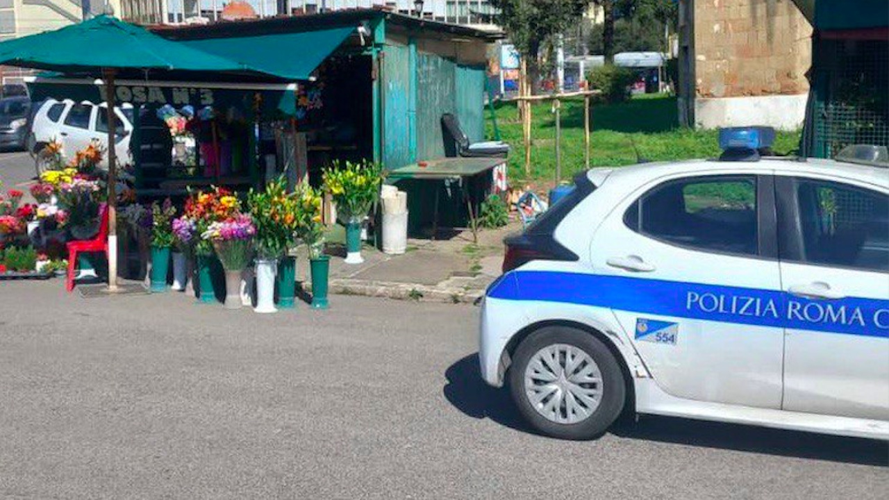 Roma, chiusi tre chioschi di fiori al Verano: licenza scaduta