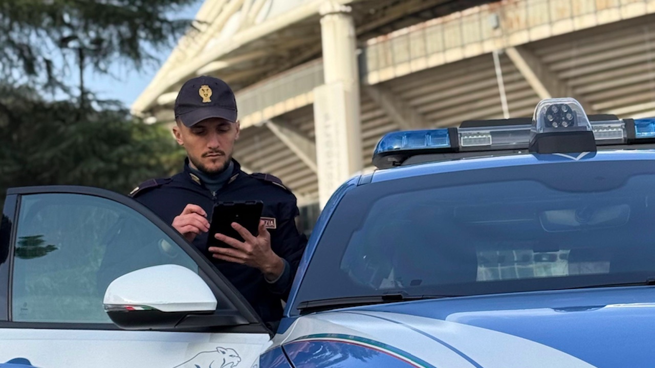 Roma-Como, tifoso con Daspo tenta di entrare all'Olimpico con il biglietto del fratello: bloccato