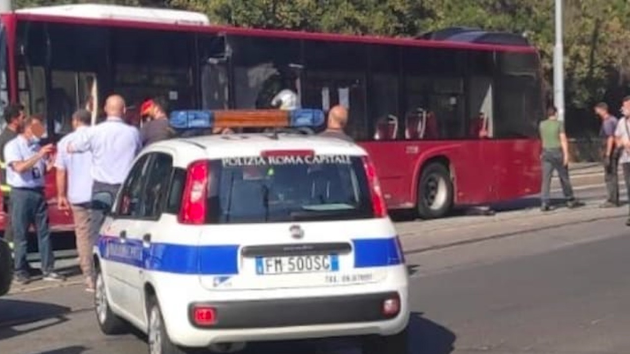 Roma, donna investita da un bus al capolinea: è grave