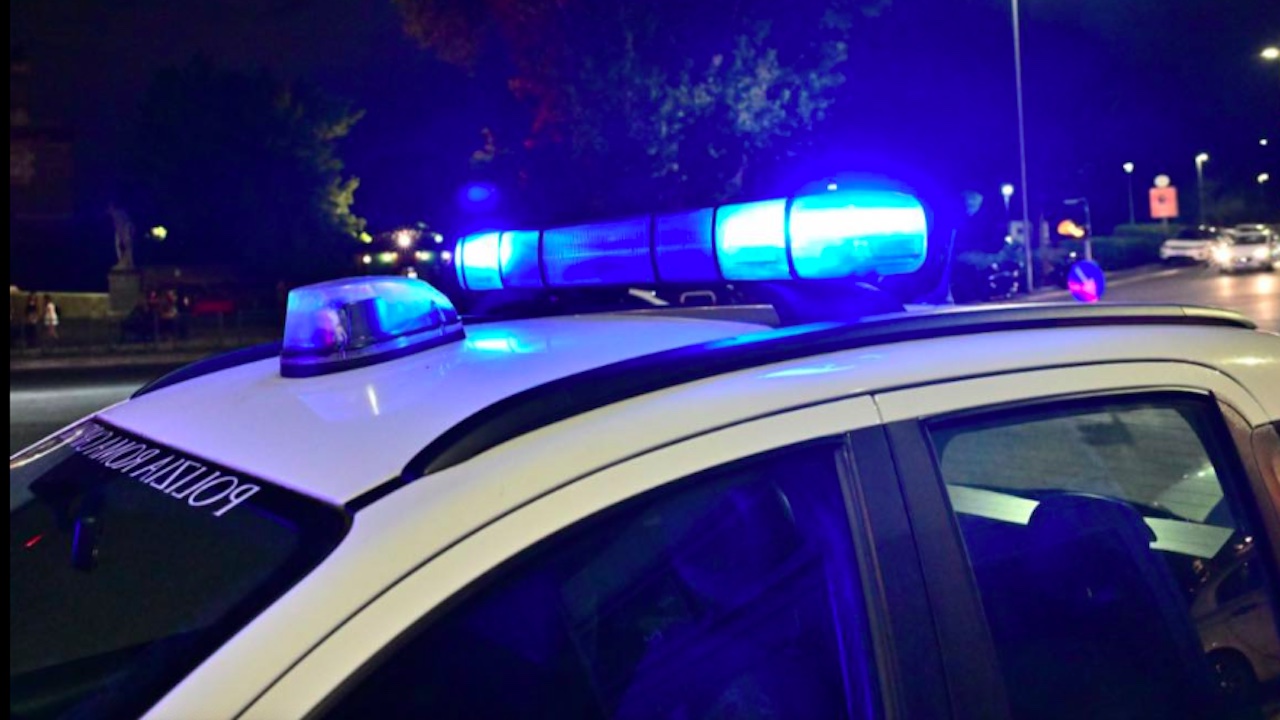 Roma, in scooter si schianta contro auto in sosta: grave 35enne