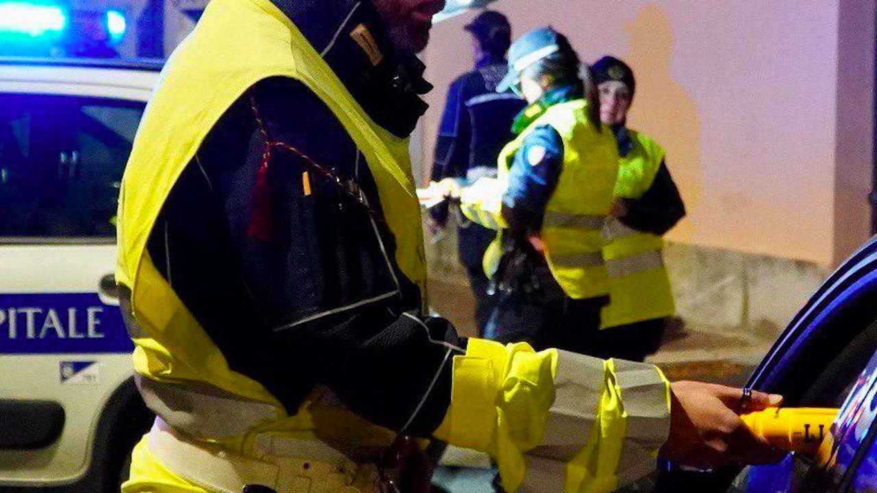 Ubriaco al volante urta l'auto dei vigili al Pigneto: tasso alcolemico 5 volte sopra il limite