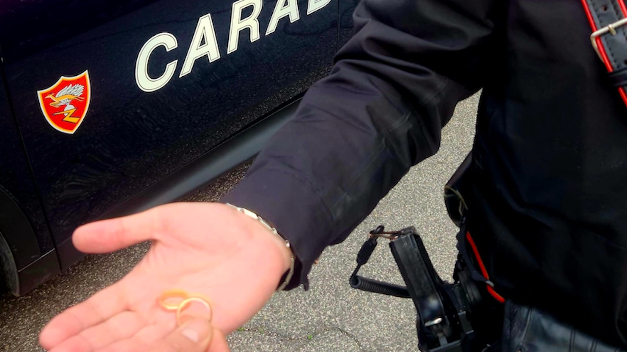 Turista rapinato in centro a Roma, spray urticante per rubare collanina e fedi