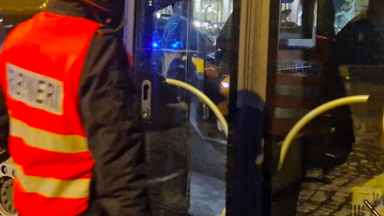 Sassi contro bus a Labaro: fermati tre ragazzi, uno di 16 anni già denunciato