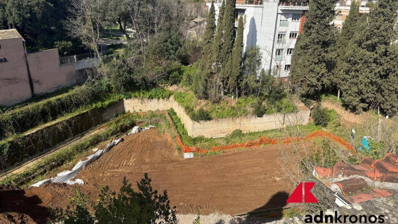 Escrementi e volantini pro Pal al Museo della Shoah a Villa Torlonia