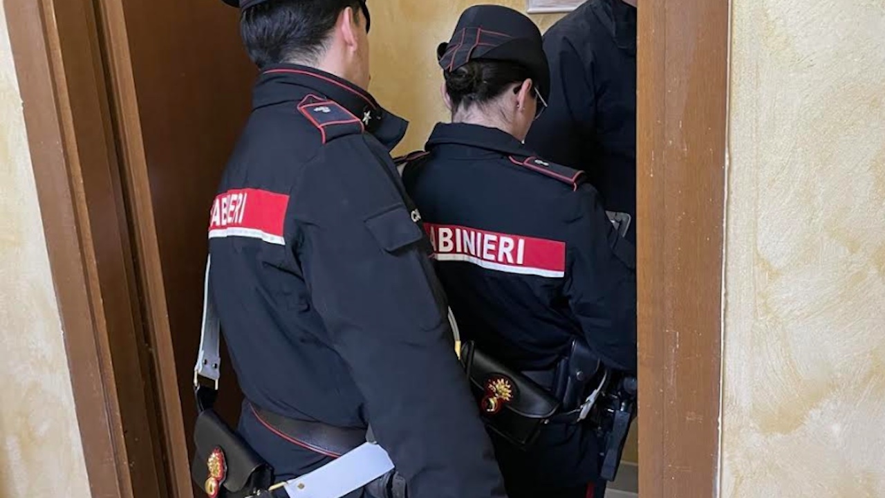 Picchia la compagna incinta e tenta di strangolarla: 32enne arrestato a La Rustica