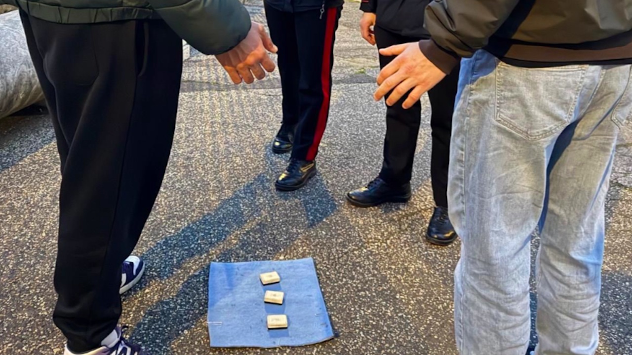 Roma, campione di pallamano truffato con il gioco delle tre campanelle a Fontana di Trevi