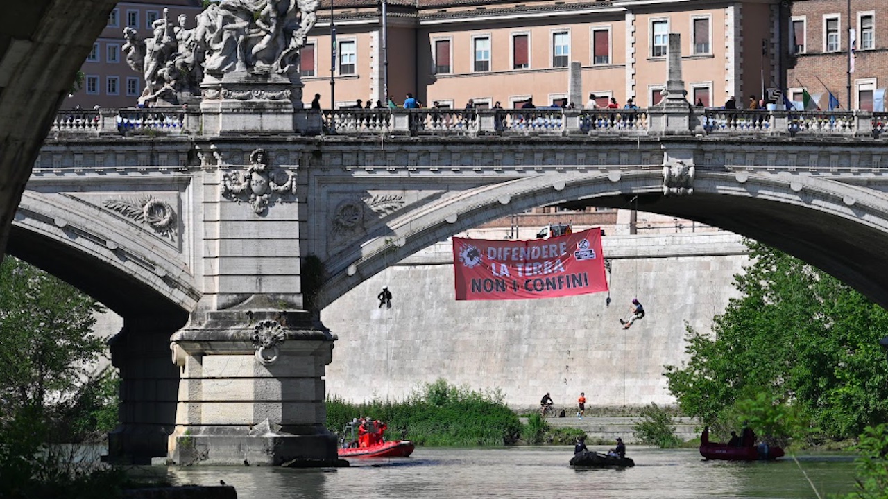 Blitz di Extinction Rebellion vicino San Pietro: giù dal ponte per “Difendere la terra"