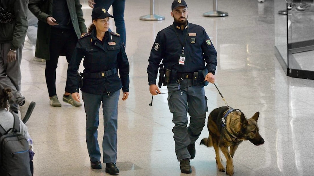 Fiumicino, a caccia di portafogli tra i passeggeri dell'aeroporto: arrestato borseggiatore