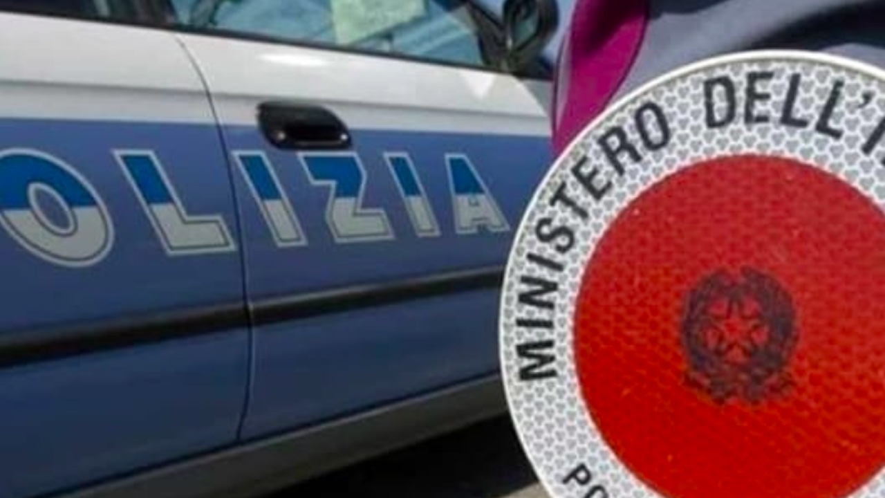 Bande a caccia di ponteggi edili, furgone non si ferma all’alt e scappa per 10 km in autostrada