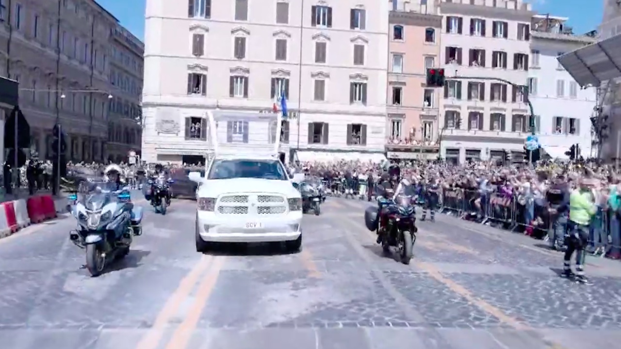 Papa Francesco, in migliaia al corteo funebre: Roma saluta il pontefice degli ultimi