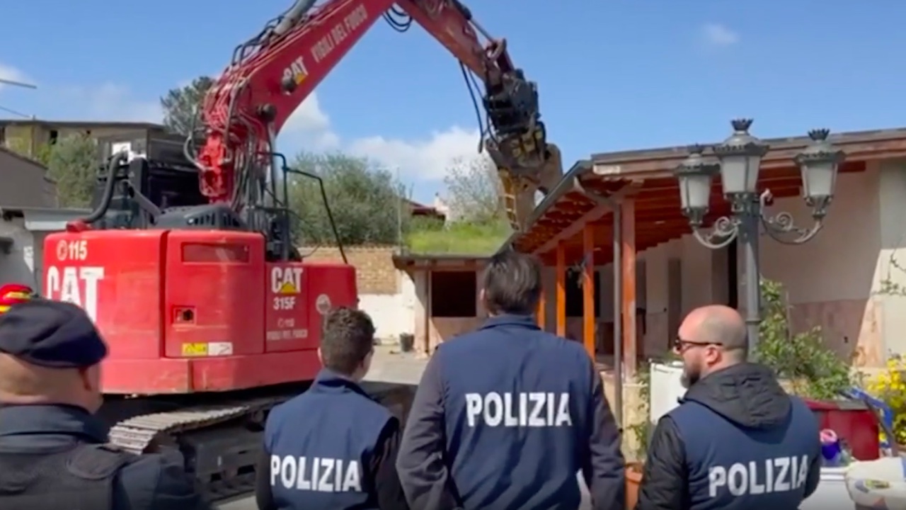 Roma, al via demolizione ville abusive clan sinti a borgata Finocchio