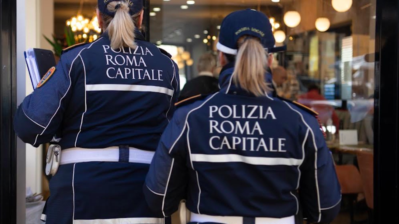 Olio di frittura dal ristorante alle fogne del condominio: chiuso locale etnico all'Esquilino