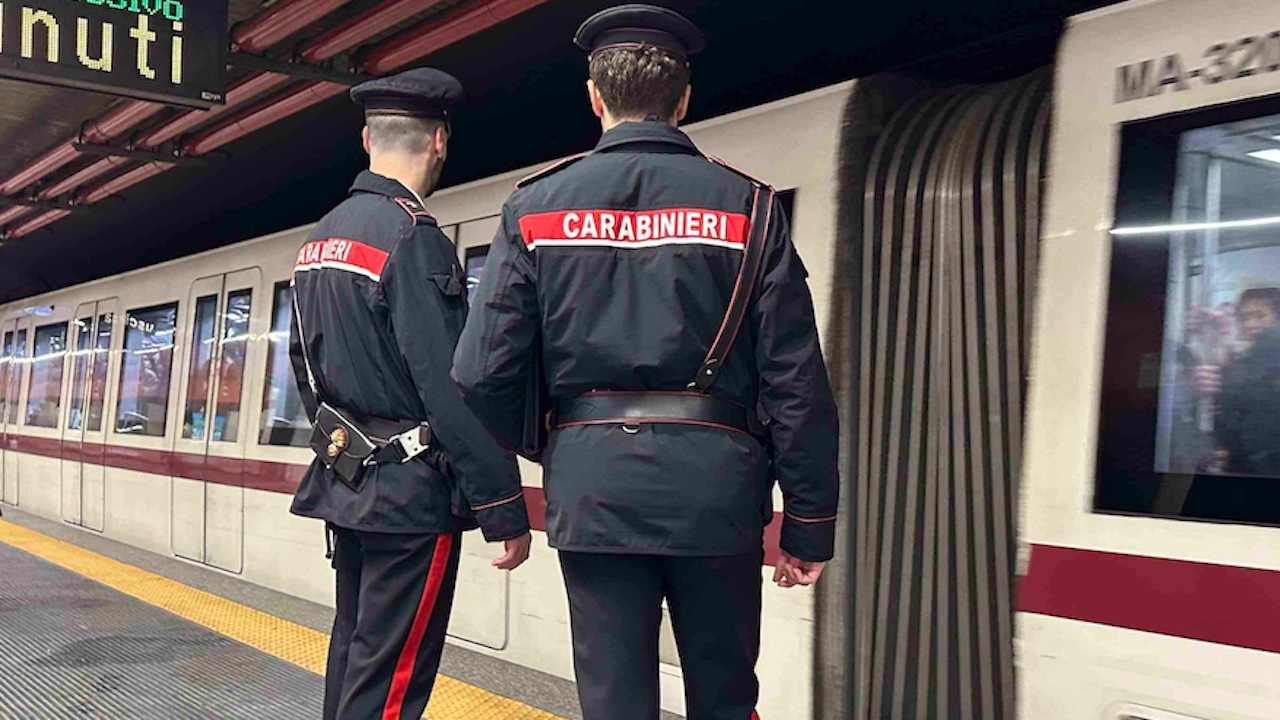 Furti su bus e metro a Roma: arrestati altri 16 borseggiatori