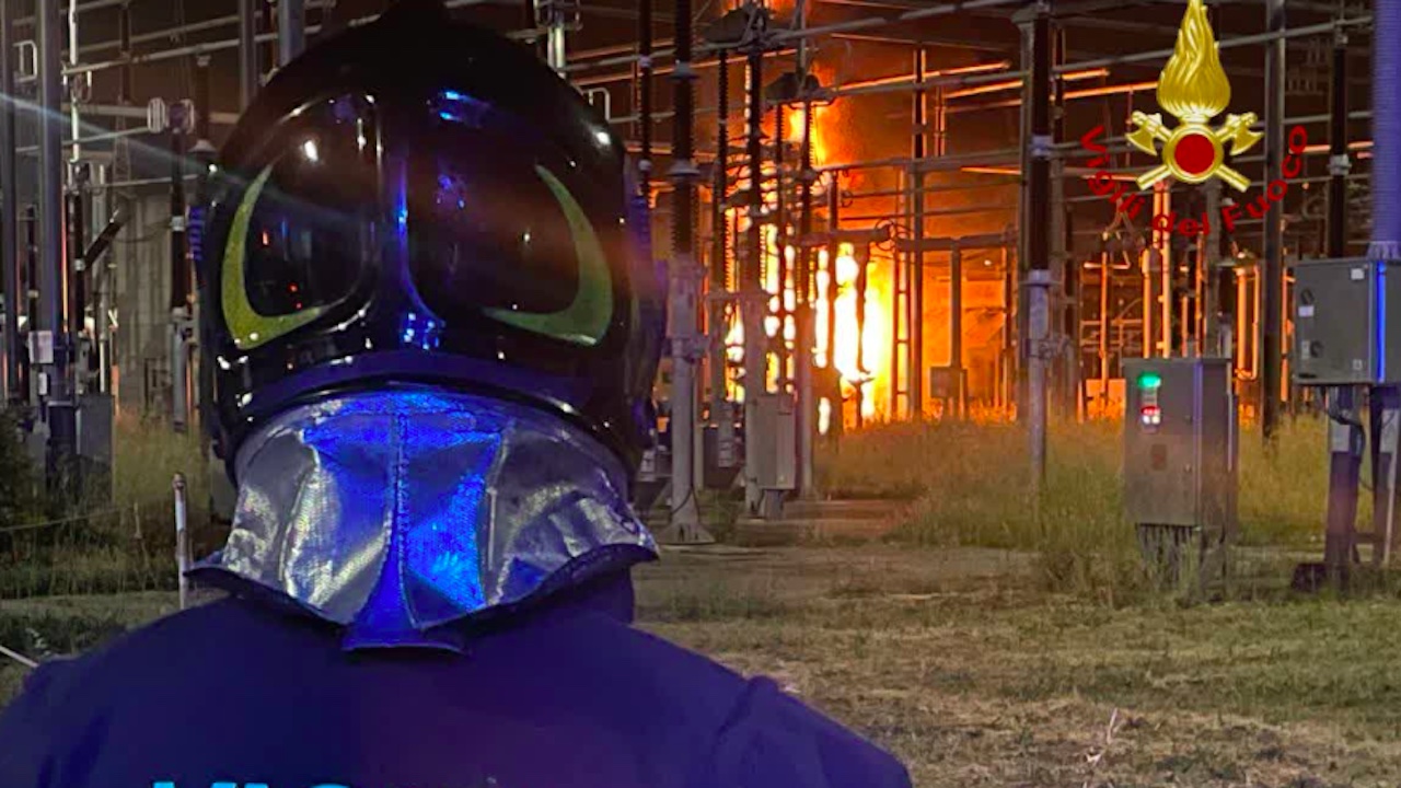 Incendio stazione elettrica a Roma sud: in fiamme trasformatore con 70mila litri di olio