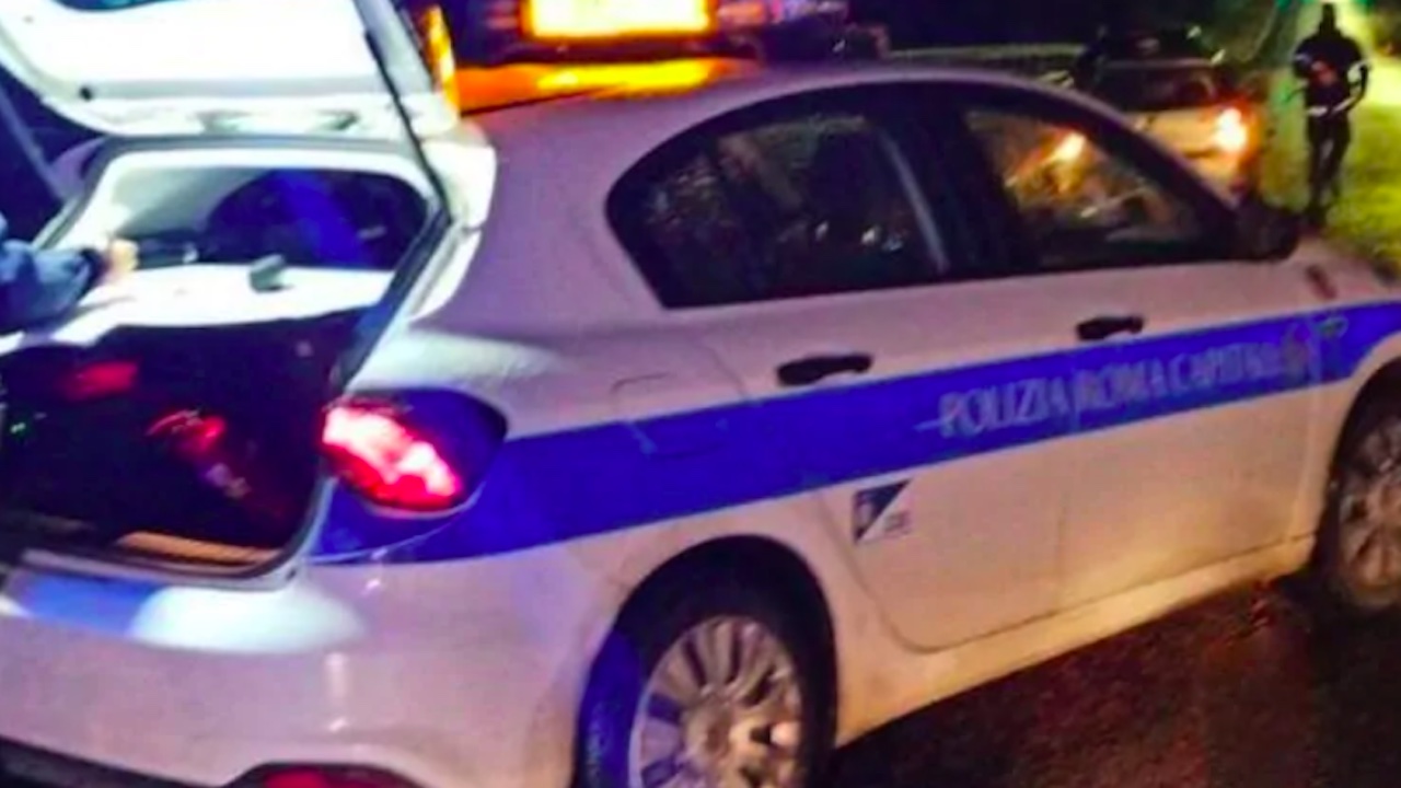 Scontro tra auto e scooter alla Garbatella: due feriti, 31enne gravissimo