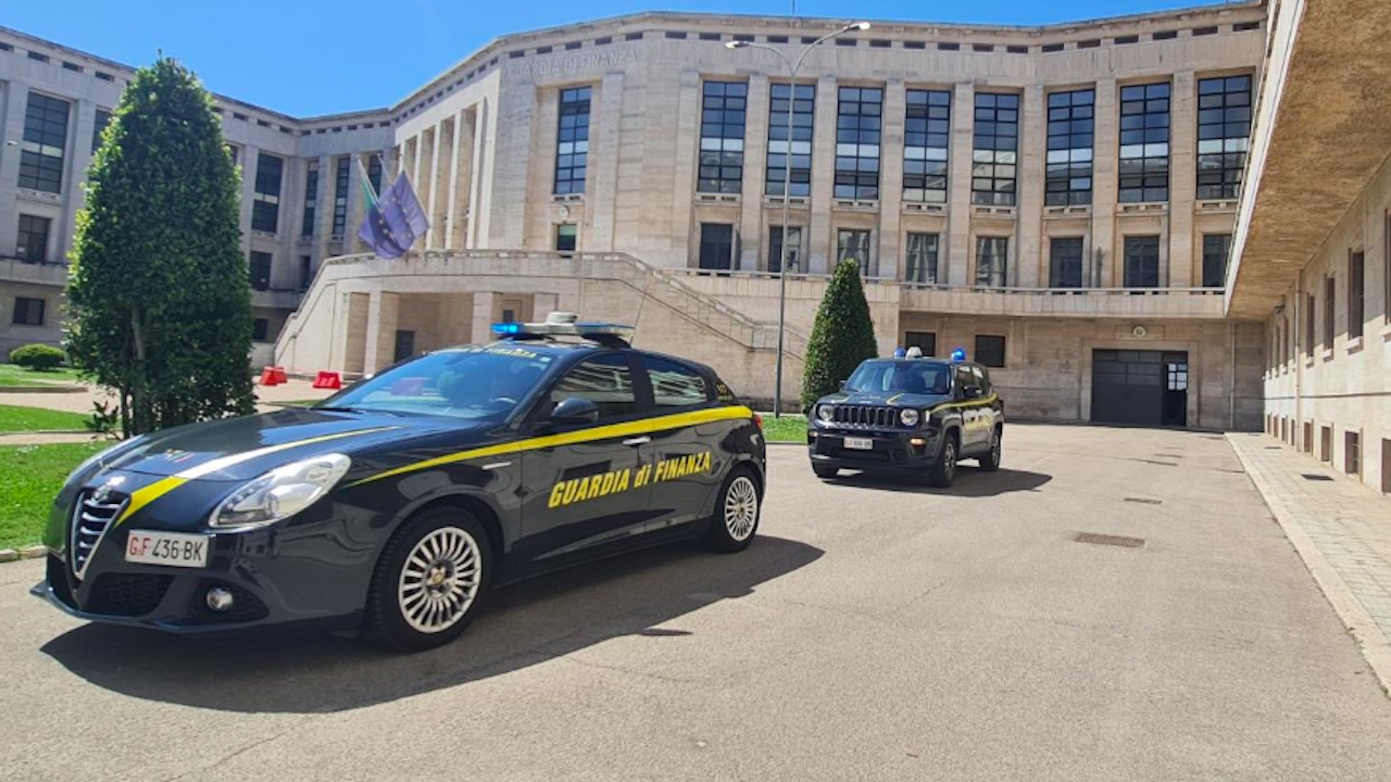 Latina, droni e telefoni contraffati in vendita sui social: sequestrati 50mila pezzi