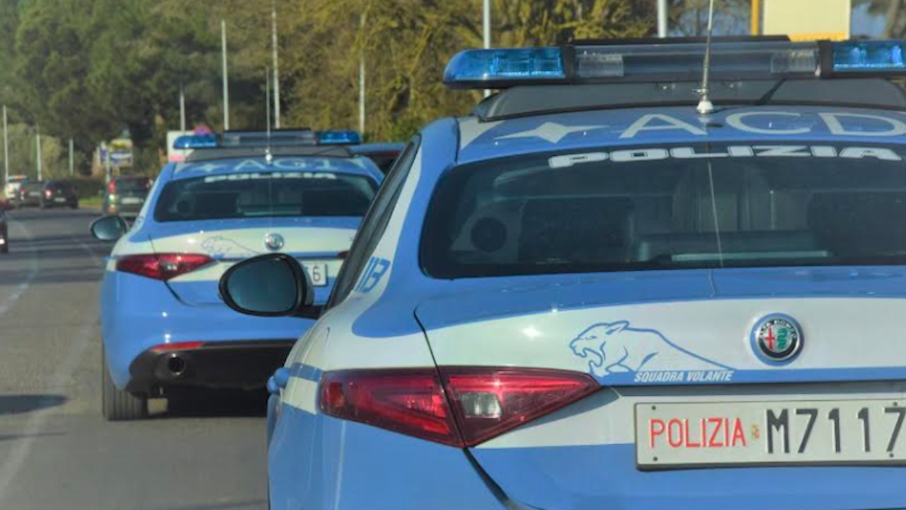 Pistola in pugno rapinano 4 persone nel centro di Latina: arrestati