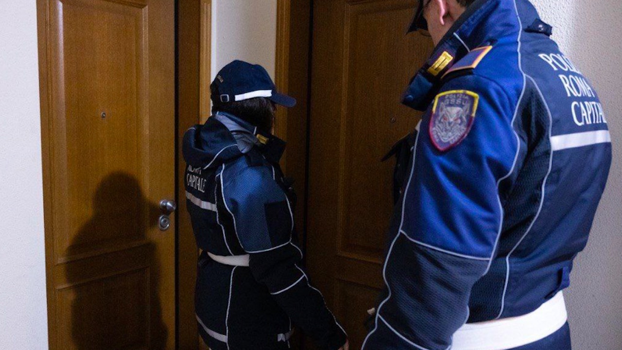 Occupazioni abusive a Tor Bella Monaca, 4 auto vigili danneggiate durante controlli