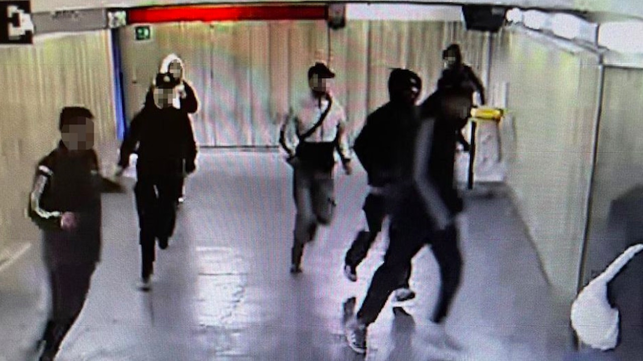 Aggredito a coltellate in piazza Vittorio: perso un rapinatore, caccia ai complici