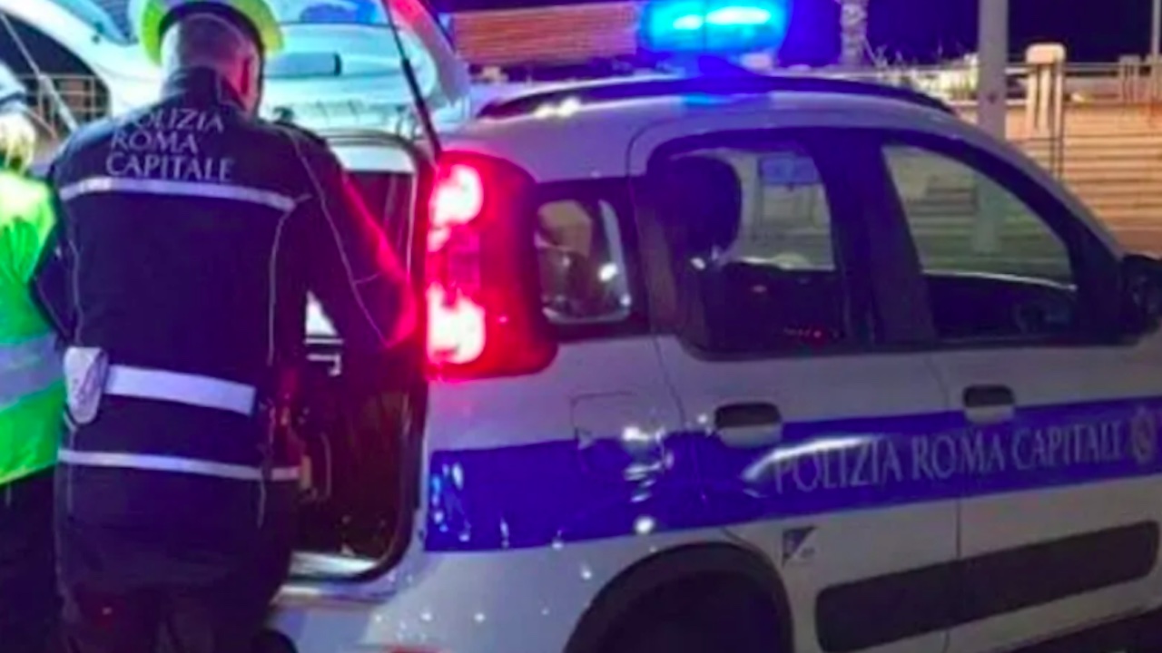 Roma, in moto si schiantano sulla fermata bus: morto 25enne, grave l'amico