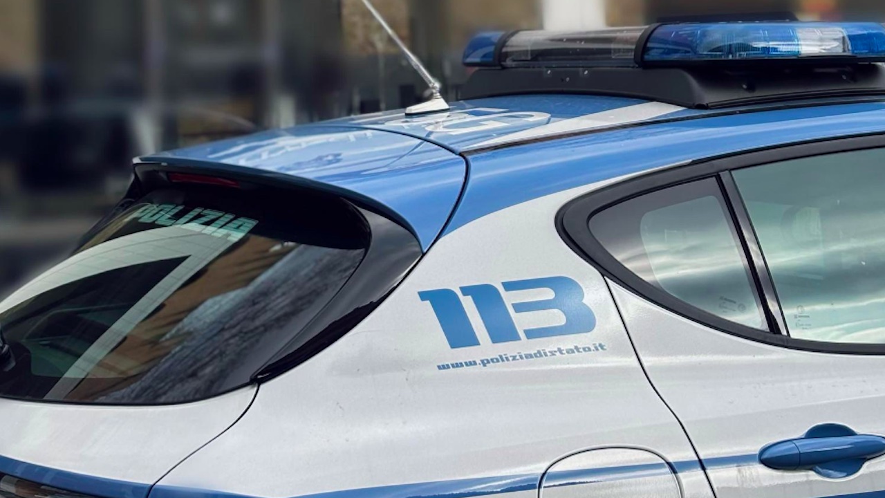 Roma, seguita e palpeggiata in ascensore da un uomo messo in fuga dai condomini