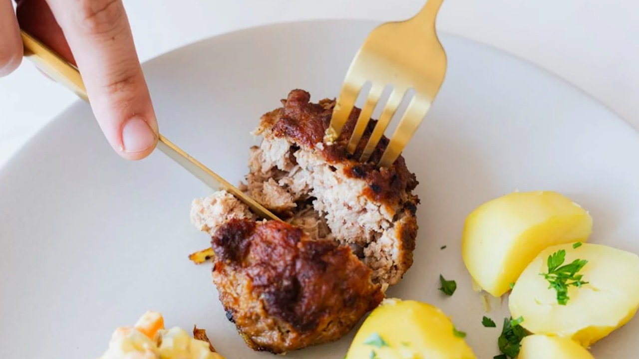 Mangia un boccone di carne e soffoca, tragedia ad Ardea