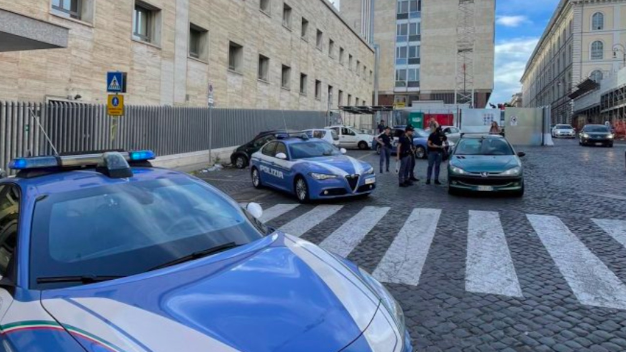 Shock alla stazione Termini, clochard muore in strada tra i passanti