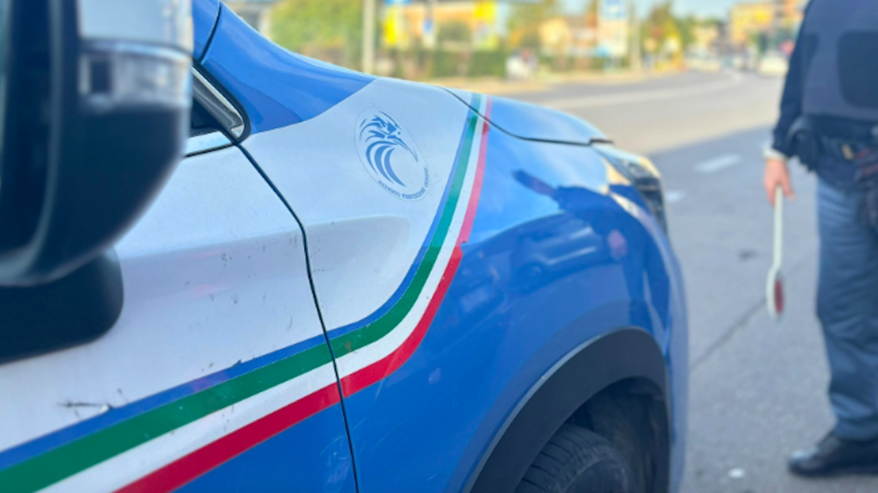 Truffa delle monetine ad Acilia, ruba carta di credito ad una anziana e fa shopping